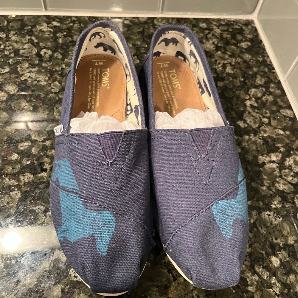 TOMS Rare Woman’s Navy Slip-Ons Cavas with Dachshund Dog Graphic Print size 7
